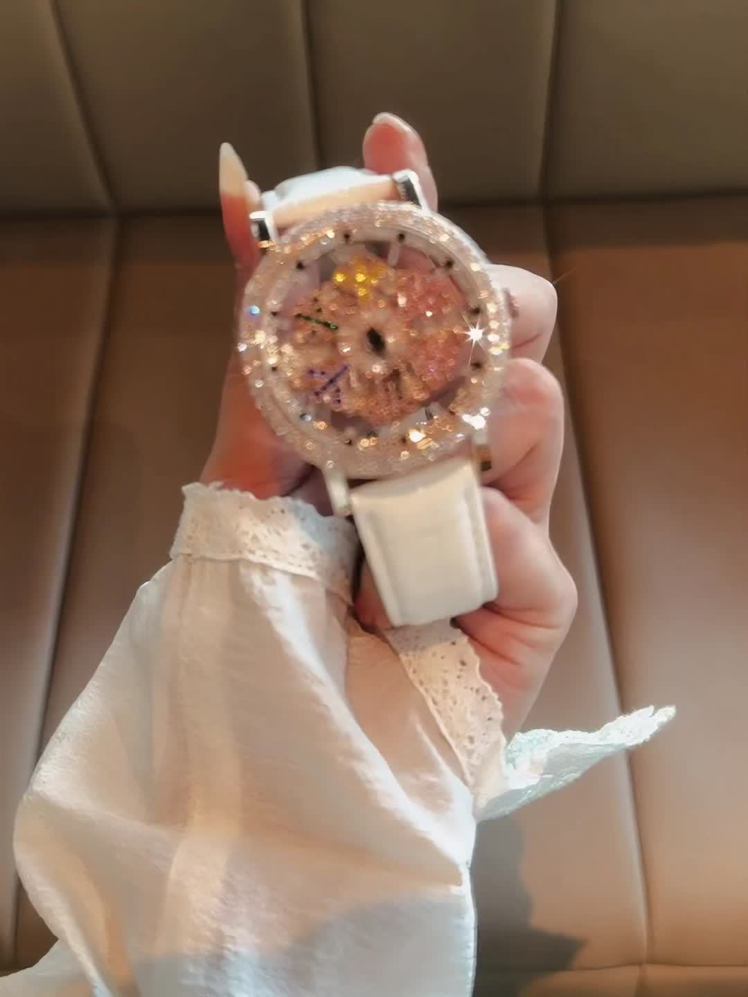 Luxurious Women's Quartz Watch With Rhinestones